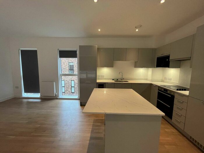3 Bedroom Town House To Rent In Lockgate Mews, Manchester, M4