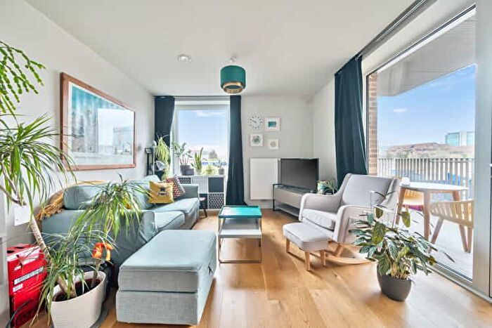 1 Bedroom Flat For Sale In Isambard Court, Brentford, London, TW8