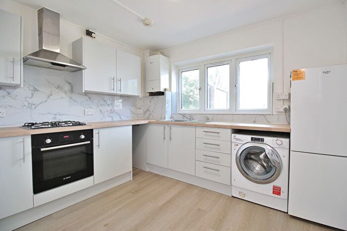 2 Bedroom Flat To Rent In Jordans Close, Isleworth, TW7
