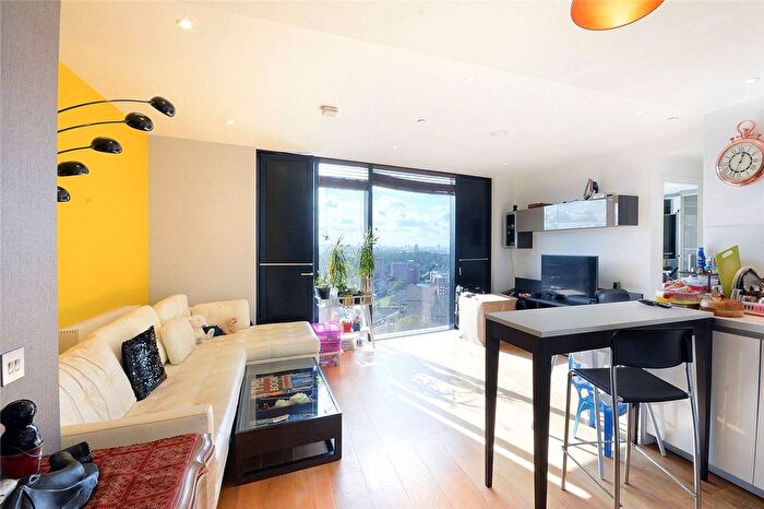 2 Bedroom Flat To Rent In Walworth Road, Elephant And Castle, London, SE1