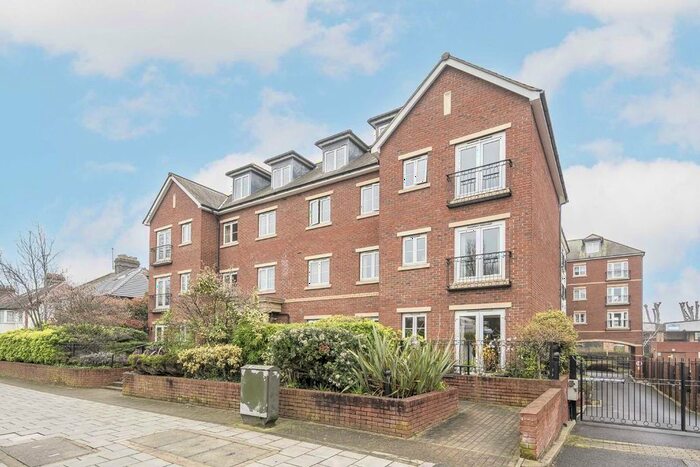 2 Bedroom Flat To Rent In Golden Court, Isleworth, TW7