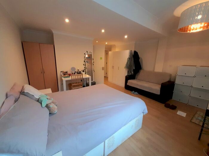 Studio To Rent In Garratt Lane, Earlsfield, SW18