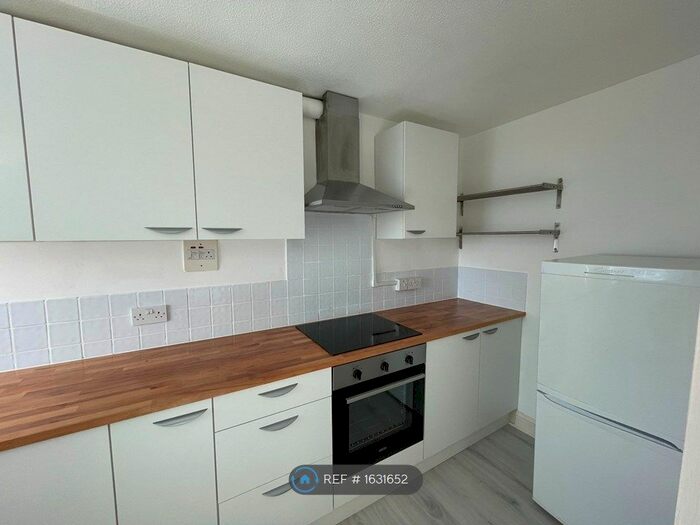 2 Bedroom Flat To Rent In Windsor Court, London, SE19