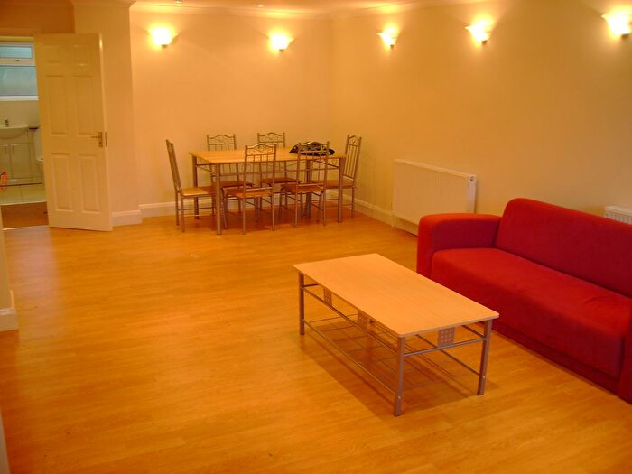 5 Bedroom Semi Detached House For Sale In Pennine Way, UB3