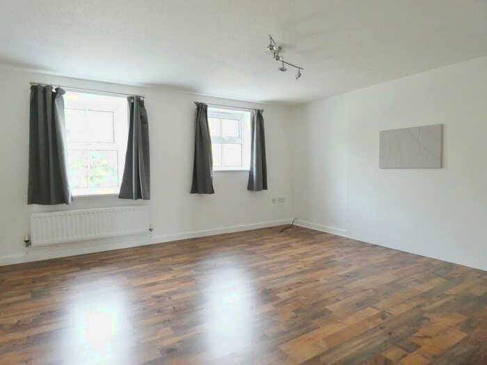 2 Bedroom Flat To Rent In Holland House Park, Walton Le Dale, PR5