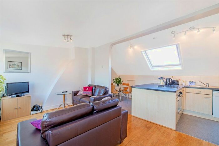 3 Bedroom Flat To Rent In Gauden Road, Clapham, London, SW4