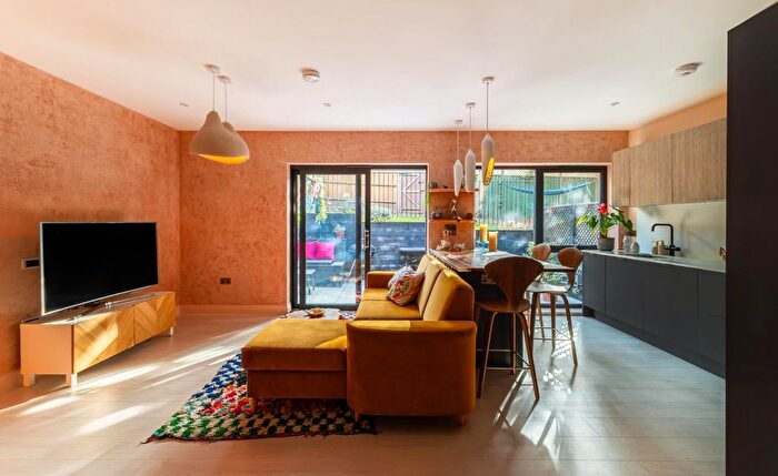 3 Bedroom Flat For Sale In Rushden Close, London, SE19