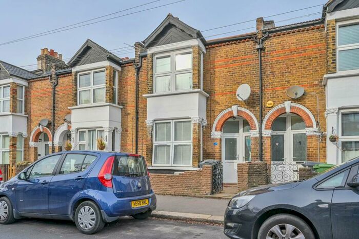 1 Bedroom Flat To Rent In Hartington Road, Walthamstow, London, E17
