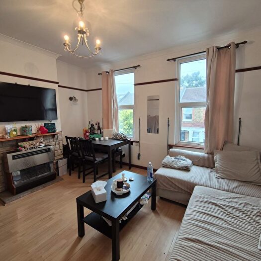 1 Bedroom Flat To Rent In Westward Road, Chingford, E4