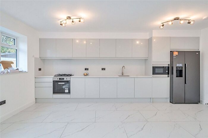 3 Bedroom Flat To Rent In Long Lane, Croydon, CR0