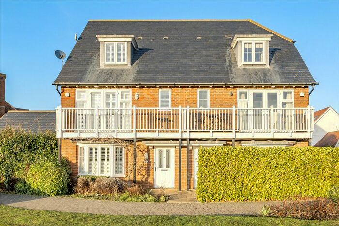 4 Bedroom Semi-Detached House To Rent In Holly Way, Kings Hill, West Malling, Kent, ME19