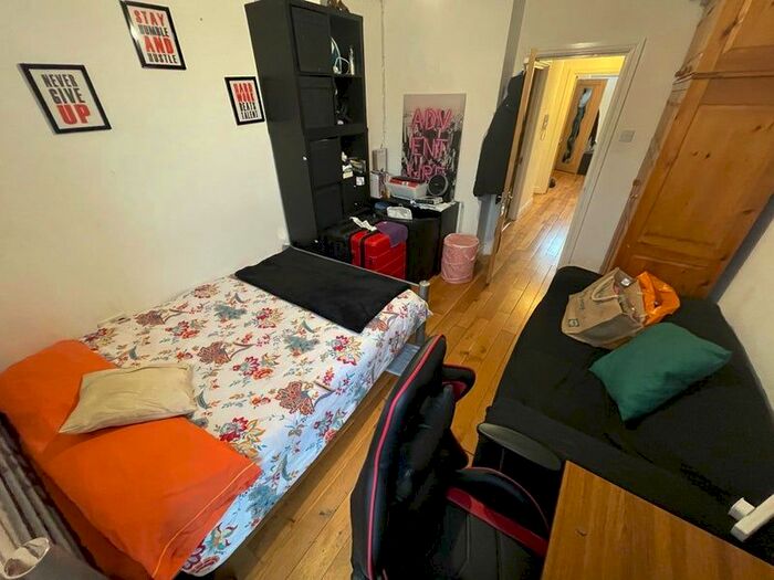 3 Bedroom Flat To Rent In Landor Road, London, SW9