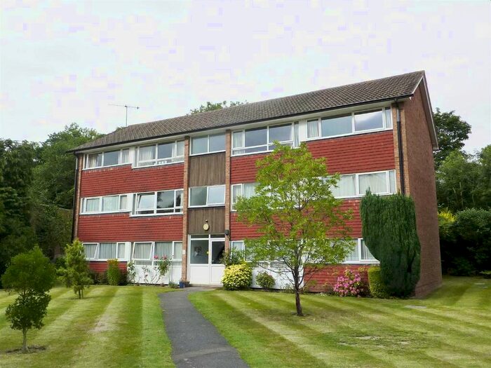 2 Bedroom Flat To Rent In Master Close, Oxted, RH8