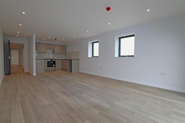 2 Bedroom Flat To Rent In London Road, Westcliff-On-Sea, SS0