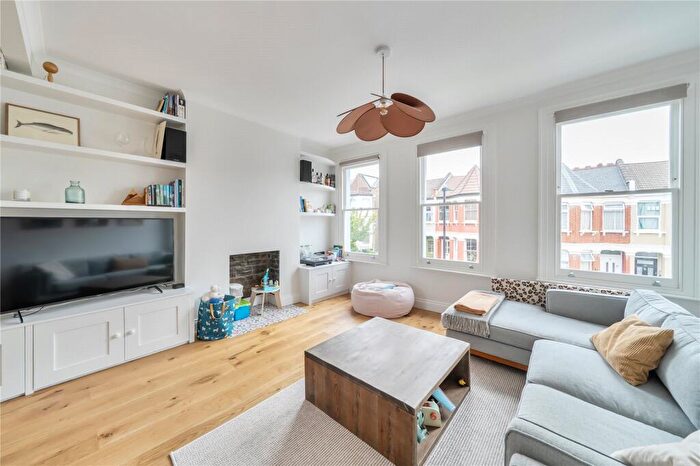 3 Bedroom Flat For Sale In Umfreville Road, Harringay, London, N4