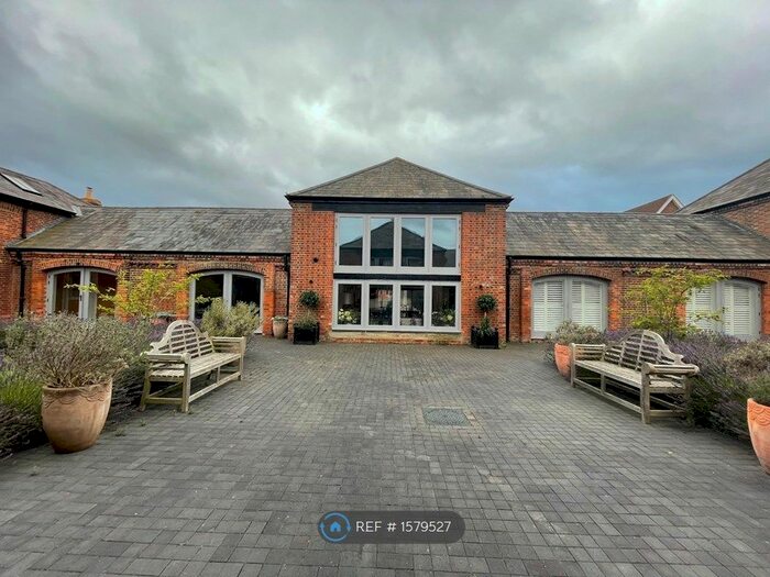 3 Bedroom Semi-Detached House To Rent In Seymour Mews, Horley, RH6