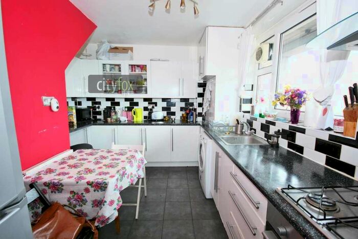 3 Bedroom Maisonette To Rent In Woodseer Street, E1