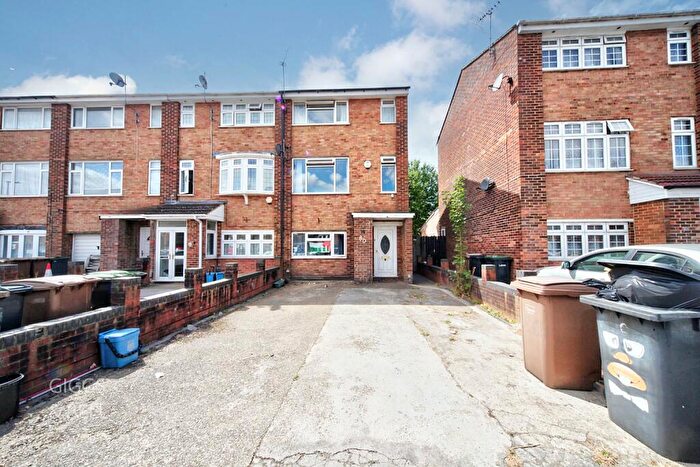4 Bedroom End Of Terrace House For Sale In Tenby Drive, Luton, Bedfordshire, LU4