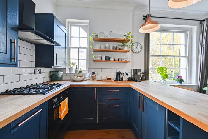 2 Bedroom Flat To Rent In Modbury Gardens, Kentish Town, London, NW5