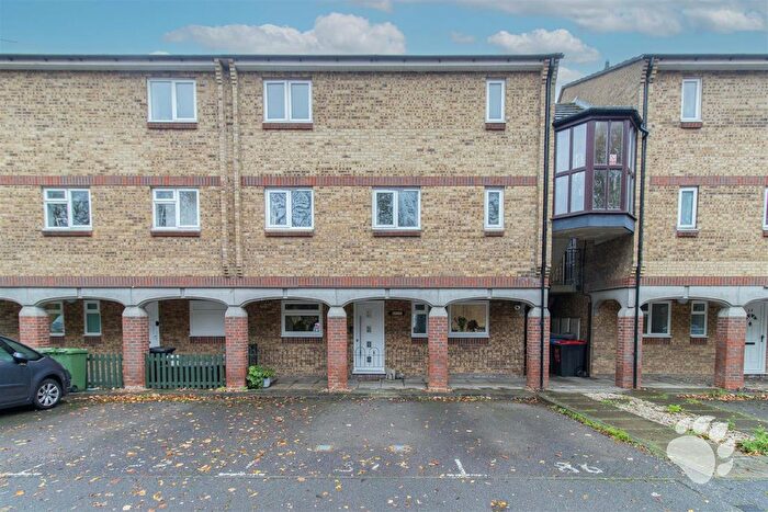 2 Bedroom Maisonette For Sale In Woodstock Crescent, Laindon, SS15