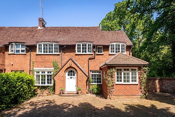4 Bedroom Semi Detached House For Sale In New Inn Lane, Guildford, Surrey, GU4