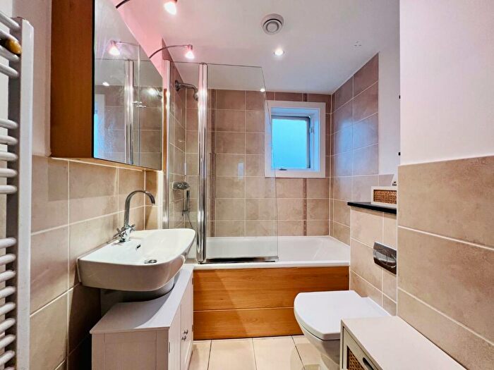 2 Bedroom Flat For Sale In Edgar Close, Kings Hill, ME19