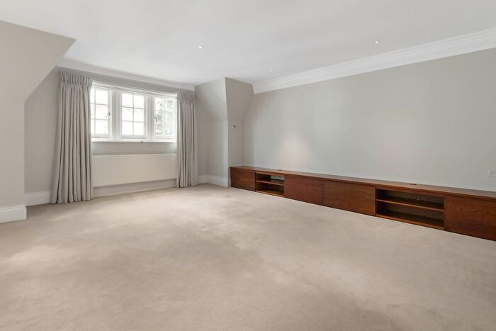 2 Bedroom Flat For Sale In Lower Sloane Street, London, SW1W