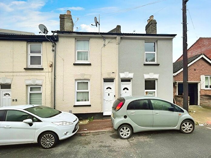 3 Bedroom End Of Terrace House To Rent In Constitution Road, Chatham, Kent, ME5