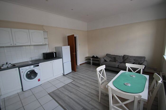 2 Bedroom Flat To Rent In Finchley Road, London, NW11