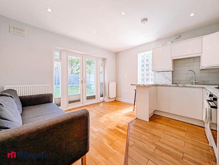 2 Bedroom Flat To Rent In Montrell Road, London, SW2