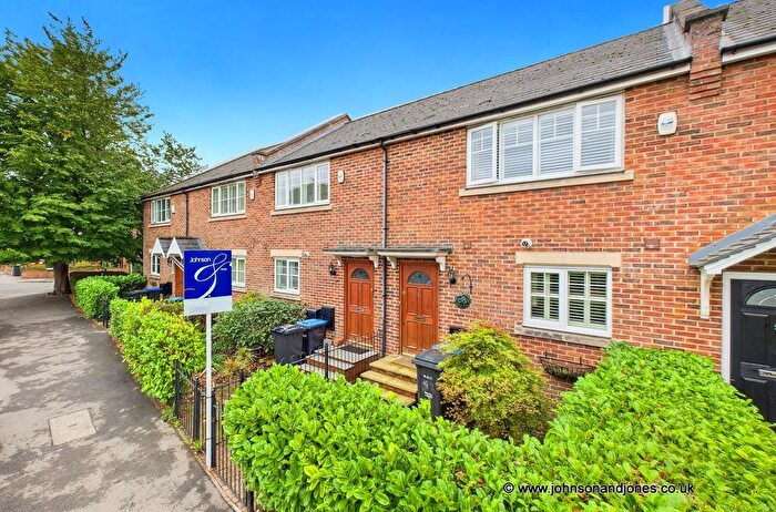 2 Bedroom Property For Sale In The Crescent, Chertsey, KT16