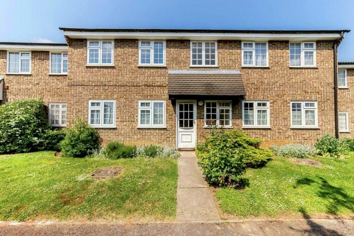 1 Bedroom Flat To Rent In Minstrel Gardens, Surbiton, KT5
