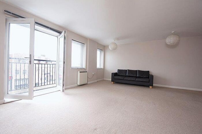 2 Bedroom Flat To Rent In Auckland House, Walton-on-Thames, KT12