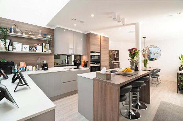 3 Bedroom Apartment For Sale In Hodford Road, Golders Green, London, NW11