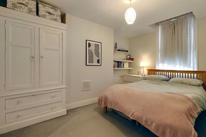 1 Bedroom Flat For Sale In Bridge Road, East Molesey, KT8