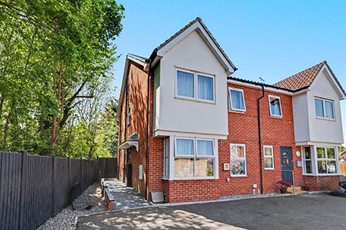 3 Bedroom Semi-Detached House For Sale In St. Teresa's Close, Basildon, Essex, SS14