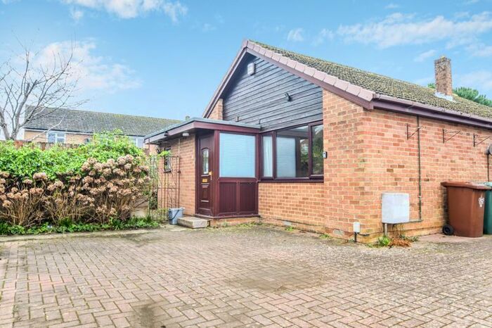 3 Bedroom Bungalow To Rent In Lincraft Close, Kidlington, OX5