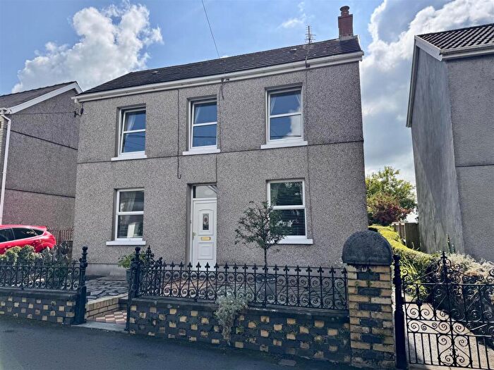 4 Bedroom Detached House For Sale In Pantyblodau Road, Blaenau, Ammanford, SA18