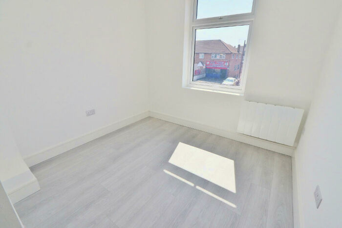 2 Bedroom Flat To Rent In Collier Row Road, Romford, RM5