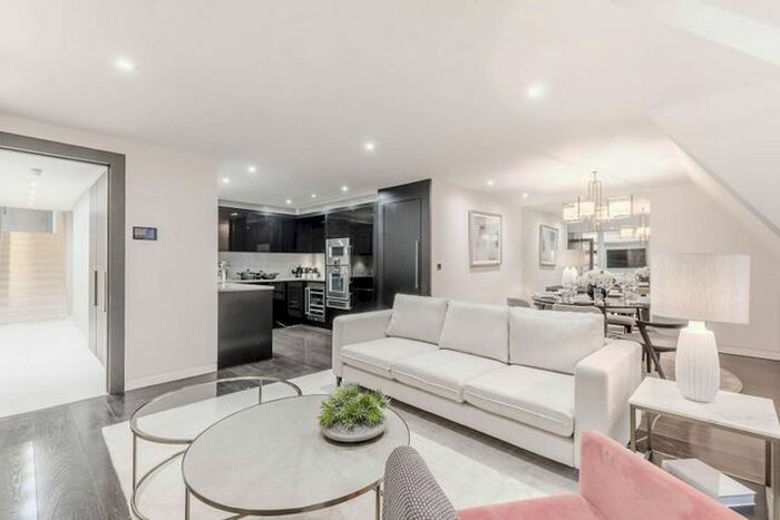 2 Bedroom Flat To Rent In Duke Street, Mayfair, London, W1K