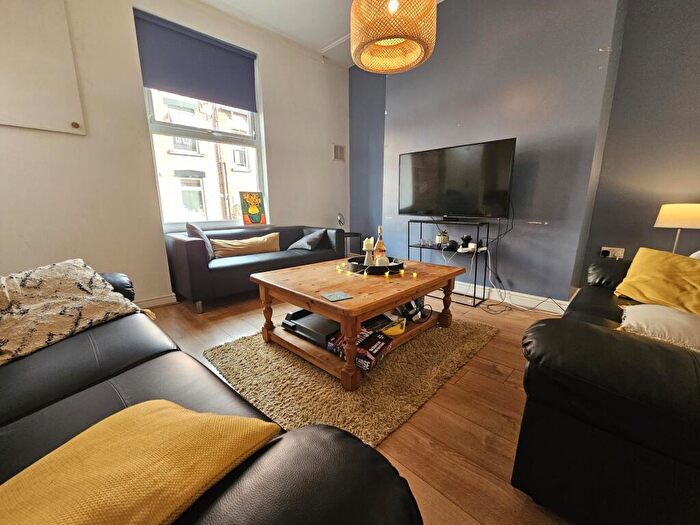 6 Bedroom House To Rent In Cliff Mount, Leeds, LS6