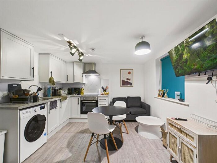 2 Bedroom Flat To Rent In Flat, Canal Bridge, BA2