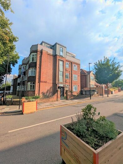 2 Bedroom Flat To Rent In Bounds Green Road, London, N11