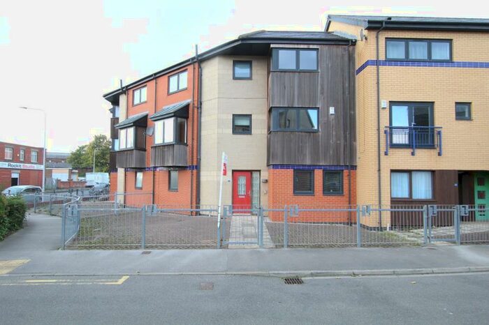 4 Bedroom Town House To Rent In Needlers Way, Hull, HU5