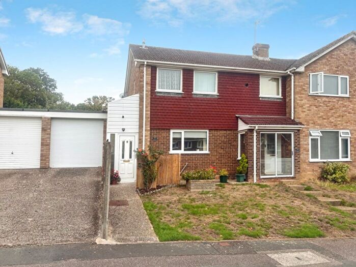 3 Bedroom House For Sale In Oak Tree View, Farnham, Surrey, GU9
