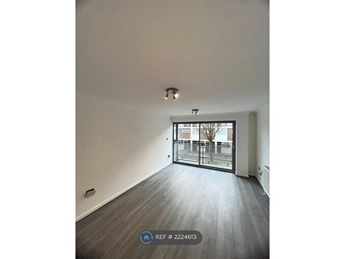 2 Bedroom Flat To Rent In Alpha Court, London, E9