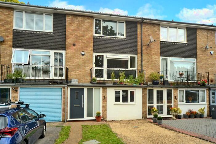 5 Bedroom Town House To Rent In Cranes Drive, Surbiton, KT5