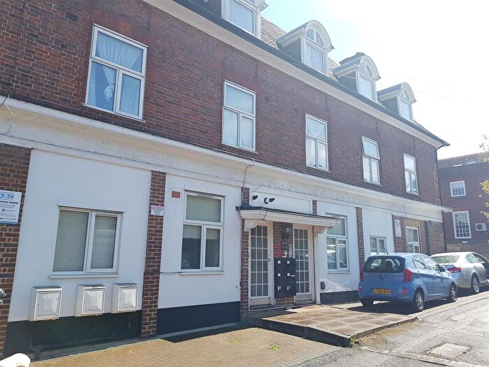 Studio To Rent In Lodge Road, Hendon, London, NW4