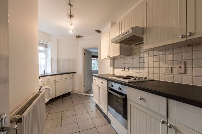 3 Bedroom Flat To Rent In Creighton Avenue, London, N2