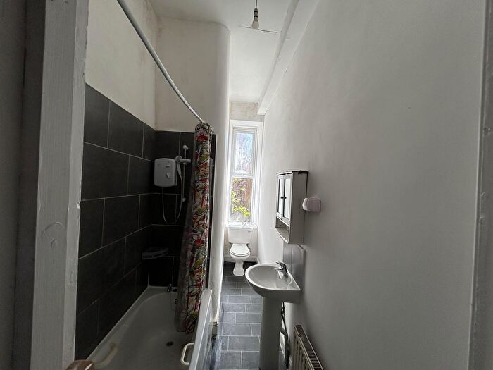 2 Bedroom Flat To Rent In Calder Street, Glasgow, G42